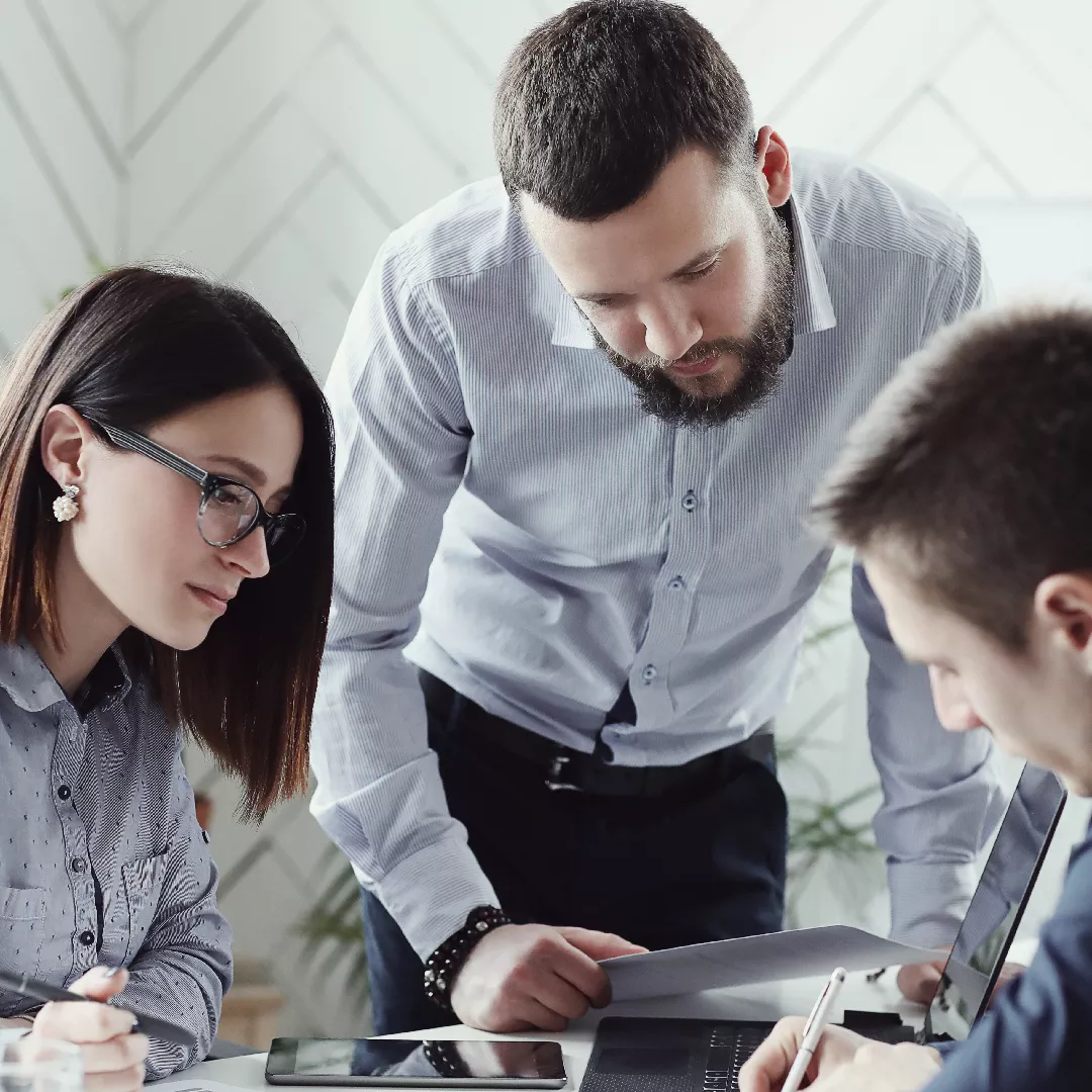 Un equipo de trabajo habla en torno a una mesa