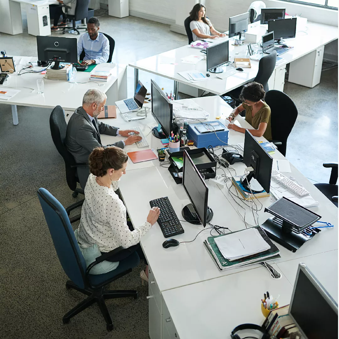 Equipo de trabajo en una oficina